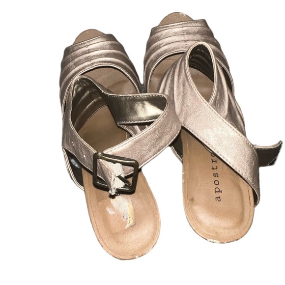 Apostrophe Gold Heels - Picture 1 of 6